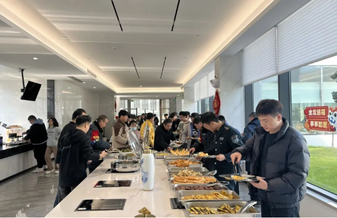 溫暖迎春  共慶新年｜水晶光電后勤保障在行動